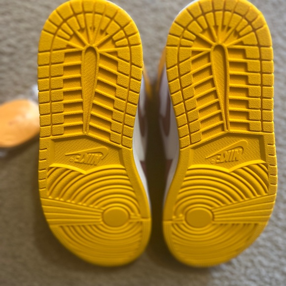 Jordan 1 University Gold - Picture 5 of 8
